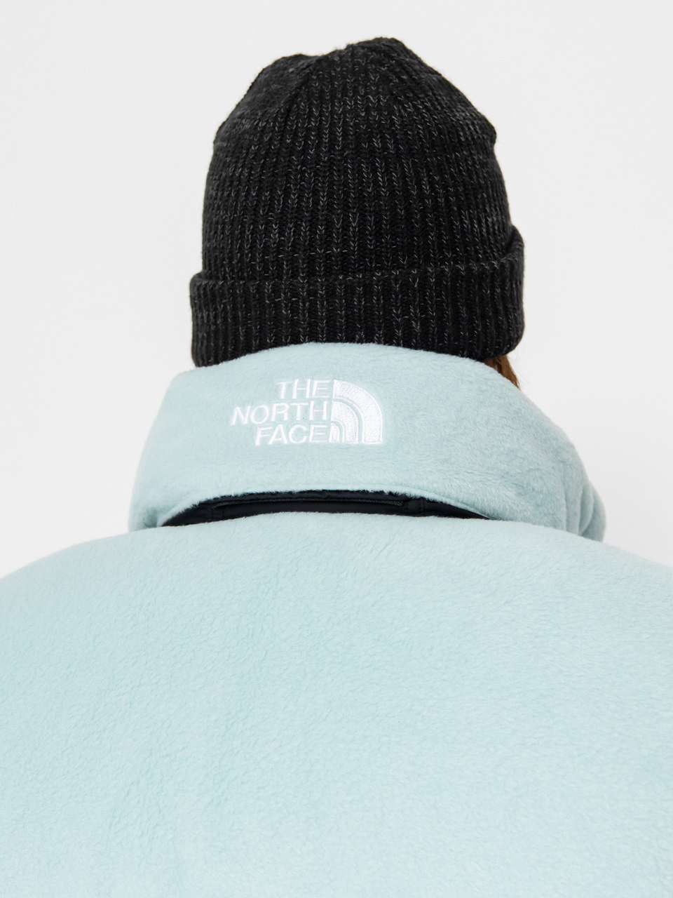 The North Face Polar Nuptse Muted Pine - Detail of zipper and pockets
